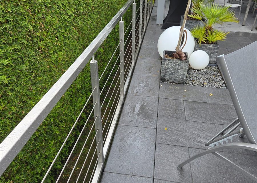Edelstahlgeländer mit waagerechten Seilen an einer Terrasse