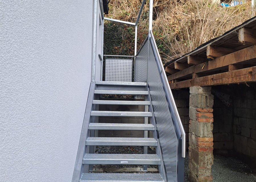 Verzinkte Stahltreppe mit Gitterroststufen