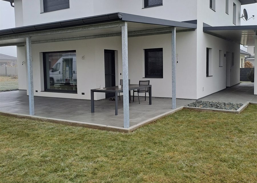 Terrassenüberdachung aus Stahl an einem Neubau