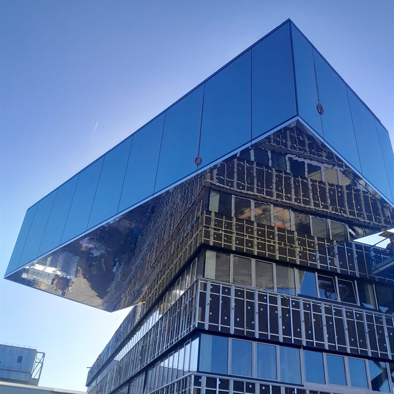 Glas- und Metallfassade eines modernen Mehrfamilienhauses