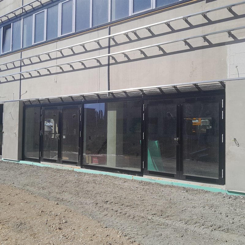 Große Fenster- und Türelemente aus Aluminium im Gewerbebau