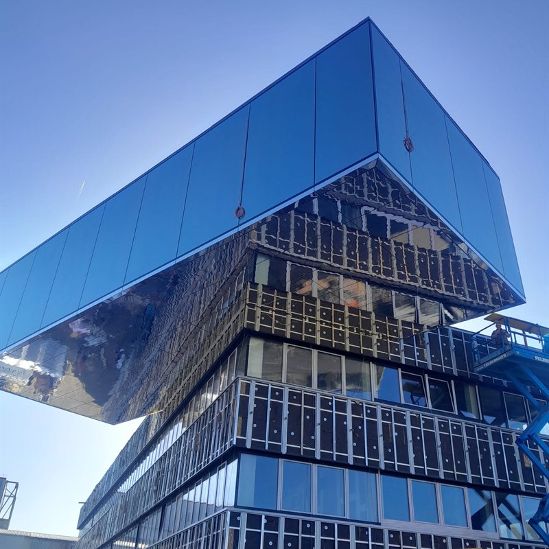 Glas- und Metallfassade eines modernen Mehrfamilienhauses