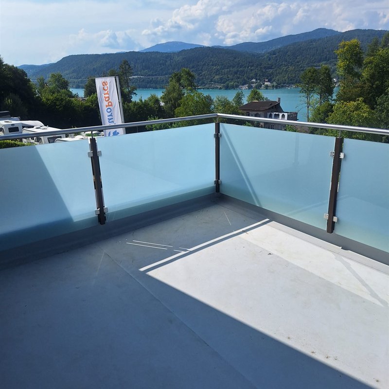 Glasgeländer mit Edelstahlpfosten auf einer Dachterrasse