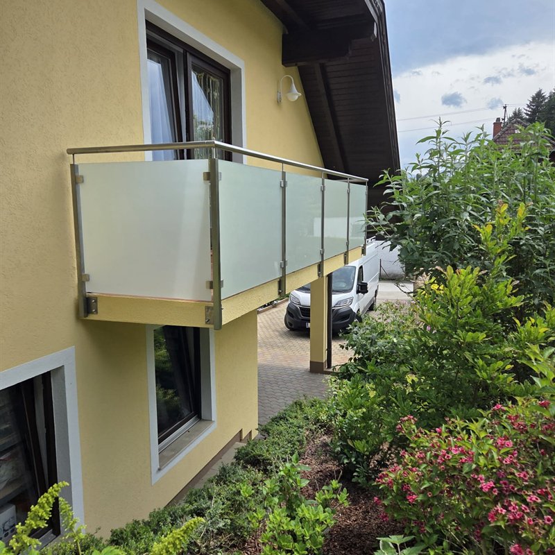 Balkon mit Glasgeländer an einem Wohnhaus