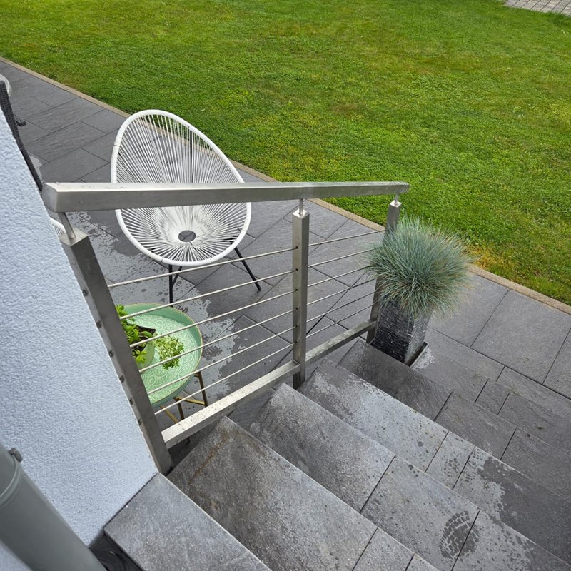 Edelstahlgeländer mit waagerechten Seilen an einer Terrasse