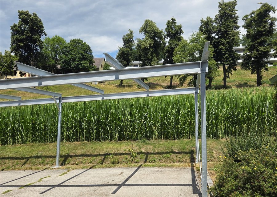 Stahlkonstruktion eines Carports im Rohbau