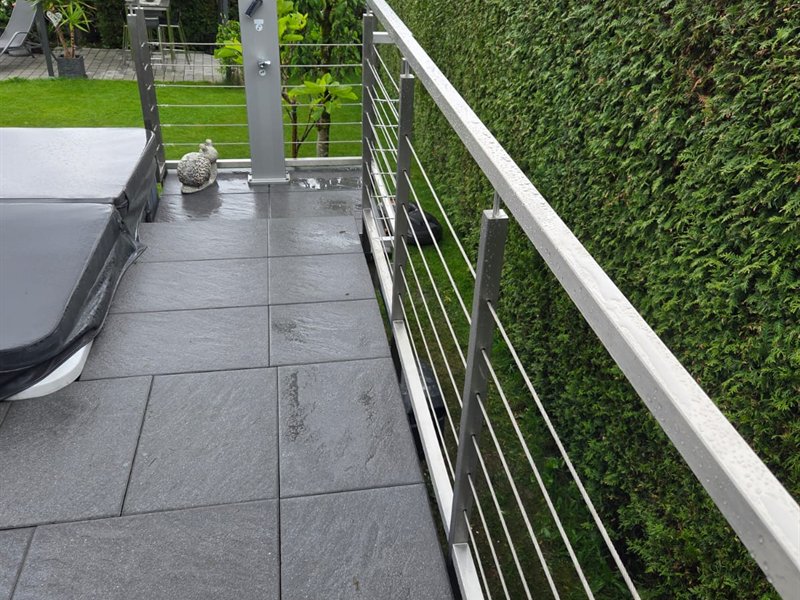 Edelstahlgeländer mit waagerechten Seilen an einer Terrasse