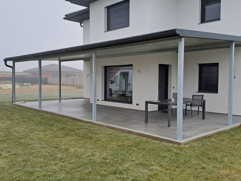 Terrassenüberdachung aus Stahl an einem Einfamilienhaus