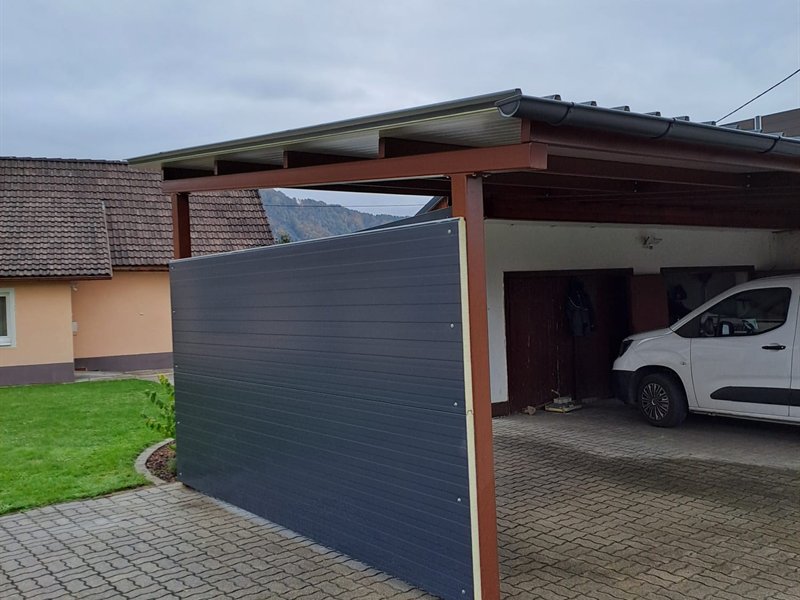 Carport mit seitlichem Sichtschutzelement
