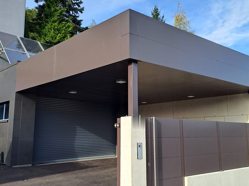 Moderner Carport mit anthrazitfarbener Verkleidung