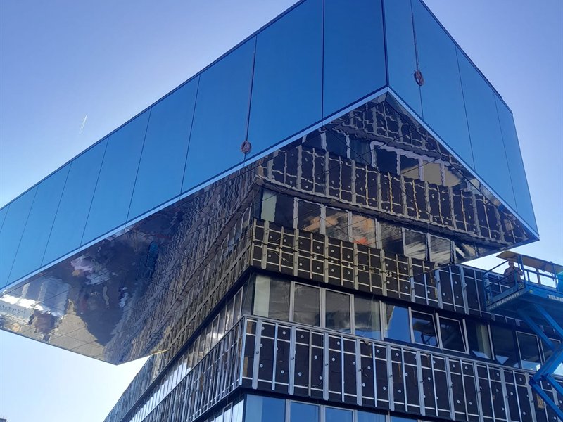 Glas- und Metallfassade eines modernen Mehrfamilienhauses