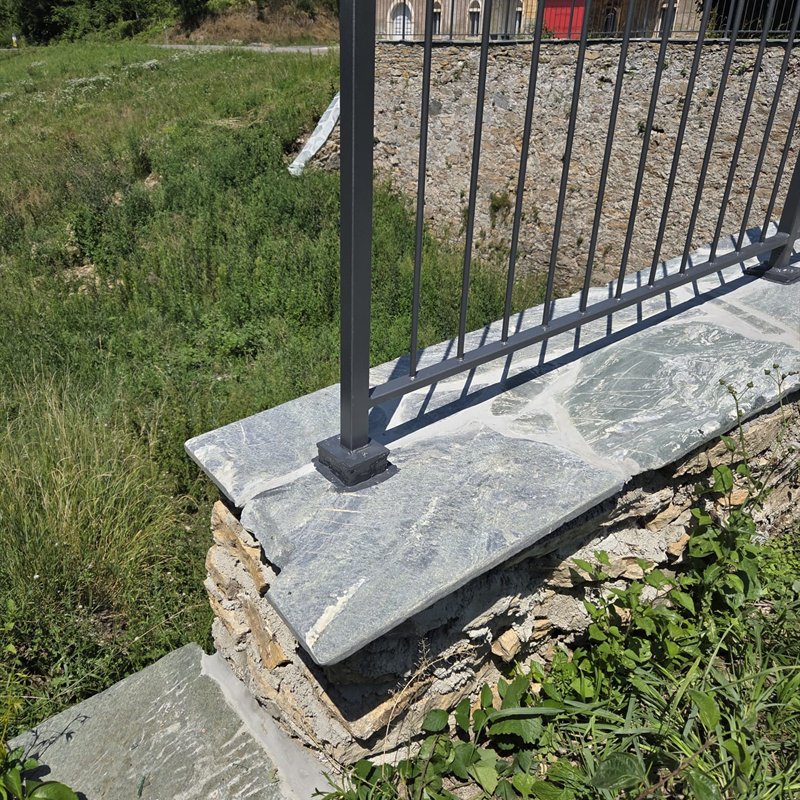 Befestigung eines Zaunpfostens auf einer Natursteinmauer