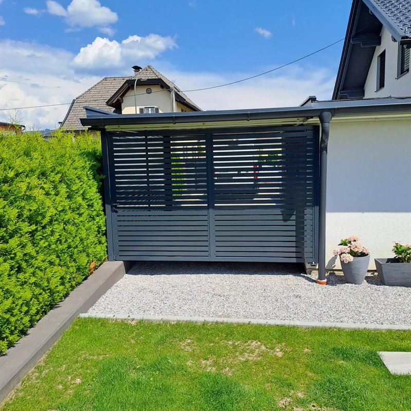 Sichtschutzwand mit waagerechten Lamellen im Garten