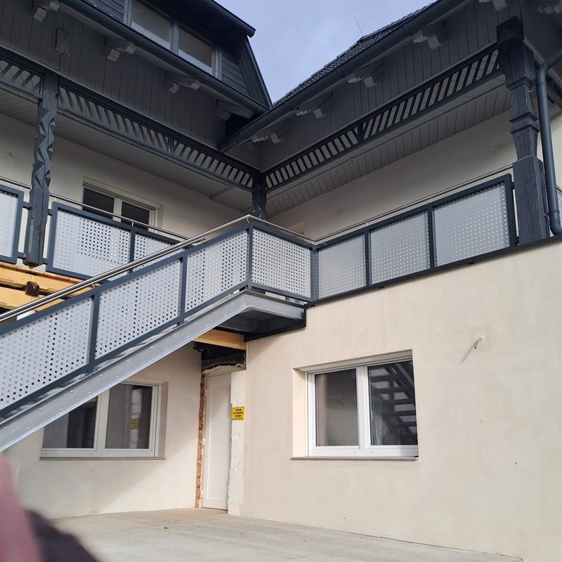 Balkon und Außentreppe mit durchgehend gleichem Geländer