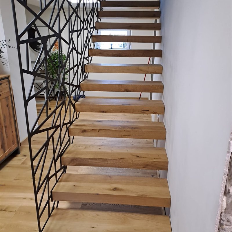 Innentreppe aus Stahl mit Holzstufen von unten gesehen