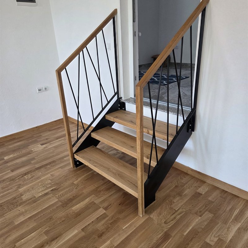 Treppengeländer aus Stahl mit Holzhandlauf