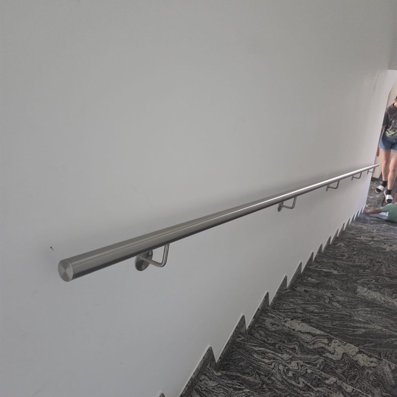 Handlauf aus Edelstahl an einer Wand