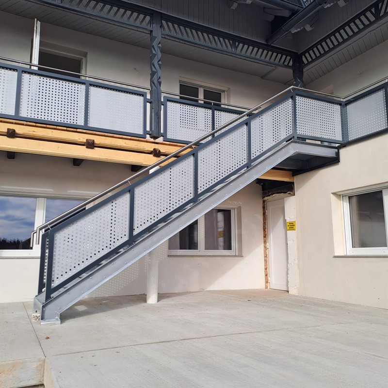 Außentreppe aus Stahl mit Lochblechgeländer