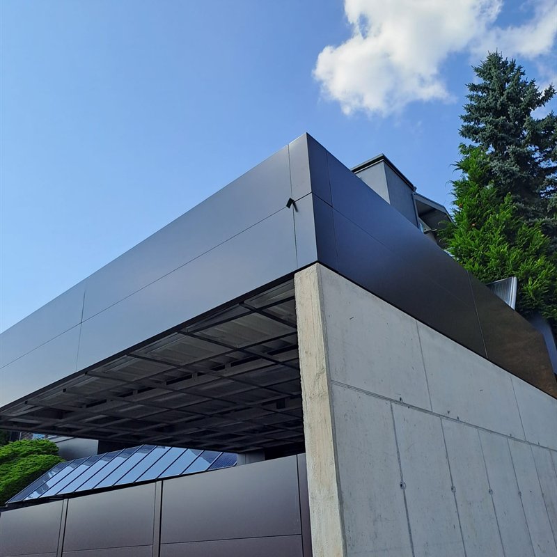 Carport mit anthrazitfarbener Verkleidung der Dachkante