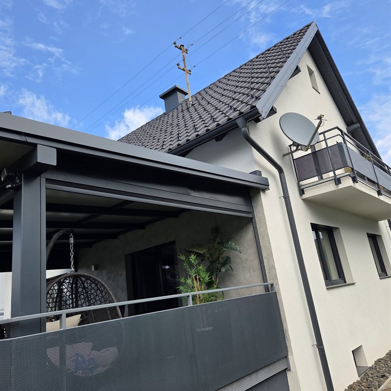 Terrassenüberdachung mit seitlichem Sicht- und Windschutz