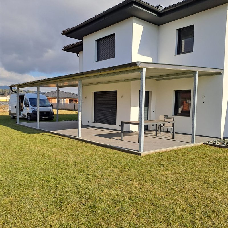 Terrassenüberdachung aus Stahl an einem Einfamilienhaus